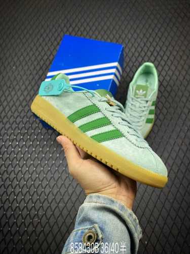 公司级adidas Originals Bermuda 绒面麂皮防滑耐磨轻便低帮板鞋 整双鞋以传统的低帮呈现的清新造型 鞋身以细腻的绒面麂皮 包裹保证优秀质感的