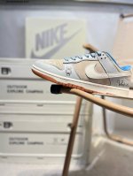 耐克Nike Dunk Low 板鞋Sb系列经典百搭休闲运动板鞋加厚鞋舌的填充，使舒适性大大提升，同时也更方便穿脱中底部分则加入了脚感柔软舒适Zoomair气垫