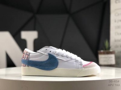 130 耐克 Nike Blazer Low '77 Jumbo 运动鞋，抓地板鞋，革新重塑经典街头人气鞋款，采用人气传统外观，巧搭大号耐克勾勾设计和宽大鞋带。