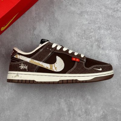 本地 核心私 stussy X Nike Dunk Sb Low 斯图西 X 耐克 Sb 低帮 棕白色 休闲运动板鞋 鞋身整体以棕色皮革打造 搭配棕色牛仔框架覆