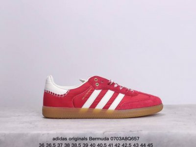 Adidas Originals Bermuda整双鞋以传统的低帮呈现，马卡龙配色的清新造型。鞋身以细腻的绒面麂皮包裹，中底选择了与德训鞋类似的生胶材质打造。并
