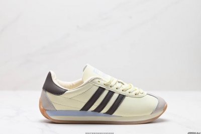 公司级阿迪达斯 Adidas WB Country 生胶底 秀气大方的鞋型 气质修身。以现代设计融合复古跑步和足球风，采用锦纶和绒面革鞋面，灵感源自70年代 c