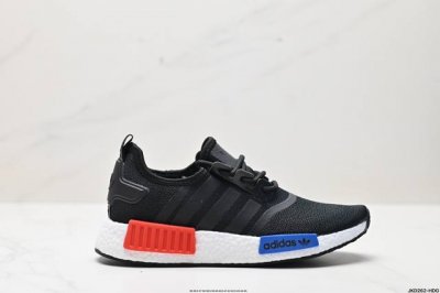公司级ad Boost Nmd R1 经典跑鞋系列全新配色 弹力针织鞋面 原装高弹boost颗粒大底 缓震性能卓越 体质轻盈且抗冲击 整双鞋子的透气性和舒适度完