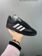 160 公司级Adidas Handball Spezial 阿迪达斯经典款 复古休闲板鞋 全鞋采用反毛皮制作 牛筋耐磨大底 承载青春情怀的板鞋 经典三条杠装饰