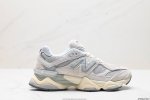 公司级new Balance Nb 9060 复古单品 鞋款灵感源自设计师本人对夏日的怀日回忆。鞋面大身由空间双格及磨砂鞋面拼接而生，配以柔和、温暖的粉橘色调，