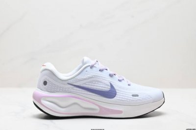 真标nike Journey Run 2024跑步鞋 使用了新型的缓震材料 脚感偏韧 后跟有加厚的海绵填充 鞋子前掌和后掌做了加宽设计 增加了跑步时的稳定性 织