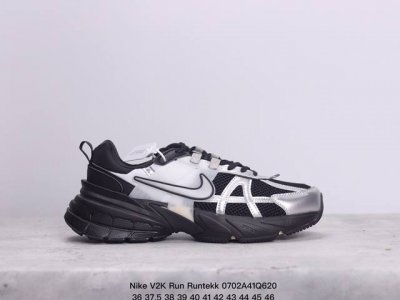 Nike 耐克 V2K Run 减震防滑 复古低帮跑步鞋 超火复古跑鞋，采用太空革组合呼吸网眼布鞋面材质，搭载正确4层组合底模，嵌入tpu加固稳定模块,双层md