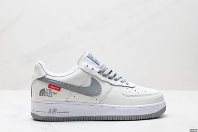 真标耐克Nike Air Force 1’07 Lx空军一号低帮百搭休闲运动板鞋。柔软、弹性十足的缓震性能和出色的中底设计，横跨复古与现代的外型结合，造就出风靡