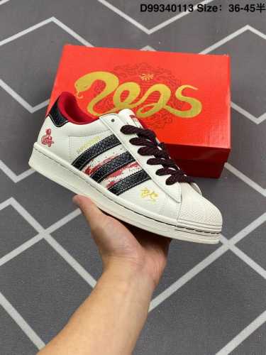 230 公司级Ad Originals Superstar 经典复古贝壳头板鞋 Jp9320 诞生于1969年 是第一双将全皮面鞋 身与橡胶鞋头结合在一起的低帮