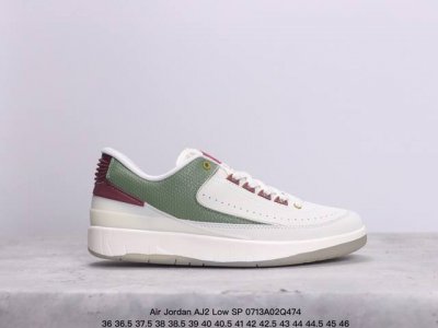 Air Jordan Aj2 Low Sp 经典解构防盗扣等元素 这双鞋还开创性的使用了透明材质来打造成中底粉化的效果相信即便是 Og 鞋头也会被这样的设计打动