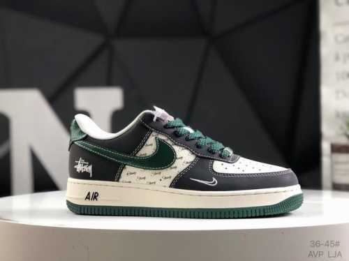 公司级带半码 耐克 Nike Air Force 7 空军一号低帮百搭休闲运动板鞋。柔软、弹性十足的缓震性能和出色的中底设计，横跨复古与现代的外型结合，造就出风