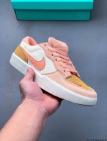 耐克Nike Sb Force 58是一款将前沿创新带入街头的单品，它具有硫化杯底，具有出色的耐用性和灵活性。使用帆布和绒面革，在饰面上放置通风口，它自始至终都