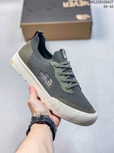 thenorthface北面一脚蹬袜子鞋 懒人鞋鞋面采用进口飞织弹力面 柔韧性和舒适性简直无法言喻 鞋底采用Md底 回弹减震效果 上脚像踩棉花糖 有效减少运动时