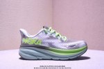 公司级Hoka M Clifton 9 Gtx 全新配色 网面透气 公路运动鞋 新款采用超厚中底的设计 让它跑在了其他厂商的前面 推出的跑鞋以缓震和轻量的优势