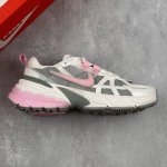 本地 核心私 公司级W Nike V2K Run 复古单品老爹鞋跑步鞋 鞋款被命名为 Runtekk 设计上借鉴了 0 年的跑鞋风格 配色上以金属银为主调 简练