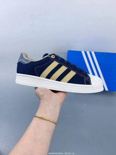 阿迪达斯 Adidas Superstar 三叶草 经典贝壳头系列 新款休闲板鞋潮流男女士运动鞋 鞋面柔软织物材质 标志性的贝壳鞋头 锯齿三条纹 简约的线条 就