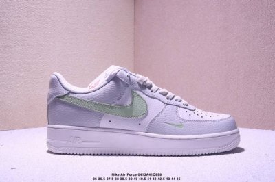 公司级耐克Nike Air Force 1“07空军一号低帮百搭休闲运动板鞋。柔软、弹性十足的缓震性能和出色的中底设计，横跨复古与现代的外型结合，造就出风靡全球
