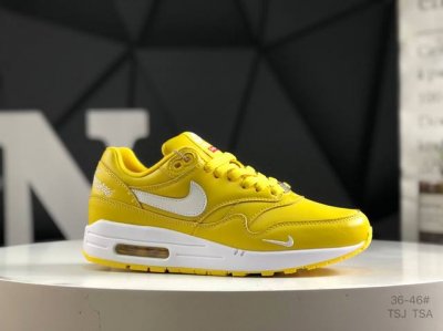 耐克 Nike Air Max 1 耐克气垫 缓震 耐磨运动鞋 鞋身材质均选择皮革 织物 麂皮多种材质覆盖 保证质感的前提下 层次感也相当不错 带有开窗式 Ai