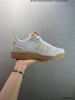 公司级阿迪达斯 Adidas Forum 84 Low 低帮百搭潮流休闲运动板鞋。以复古篮球鞋的外形为基础，采用皮革拼接，简约百搭，更加贴合舒适。中底内侧网格造