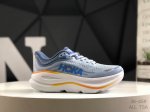 hoka M Bondi 9全新配色 这个品牌来自于新西兰的毛利语 Hoka表示大地 One One表示飞越 连起来就是飞越地平线 One One不是读作 万万