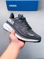 Hoka One One 克利夫顿9 轻量级缓震跑步鞋！鞋款延续克利夫顿的最佳品质，继续呈现极致柔软和超凡轻盈的完美组合。 全新的鞋面加大透气网孔，提升后跟部位