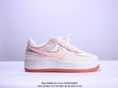 耐克nike Wmns Air Force 1 Shadow 马卡龙空军一号轻量增高低帮百搭板鞋。为经典设计注入玩味元素。 分层结构、加大中底及双重品牌标志，充