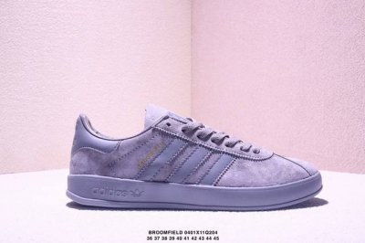 阿迪达斯 Adidas Broomfield 桑巴鞋是一款永恒的训练偶像，这款桑巴鞋展示了高质量的工艺，带有装饰的超锁缝制和无缝的手感。柔软、柔软的鹿皮革造型和