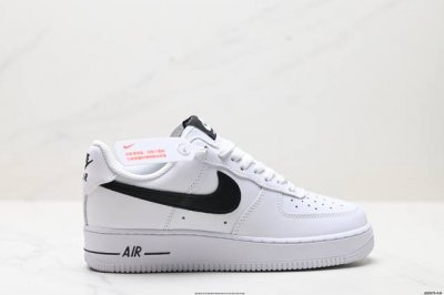 真标耐克Nike Air Force 1’07 Lx空军一号低帮百搭休闲运动板鞋。柔软、弹性十足的缓震性能和出色的中底设计，横跨复古与现代的外型结合，造就出风靡