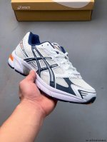 asics Gel-1 亚瑟士新款运动跑步鞋 Asics Gel-1 可以称得上是复古美学的入门代表作，它所呈现的是千禧年后期的时代变迁风格。 整双鞋在鞋面部分