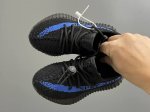 专G版椰子350V2真爆鞋带扣儿童一脚蹬运动鞋 Size：24-35码 专柜版来咯 真爆米花系列脚感超级棒 软弹效果一绝 针织鞋面，透气舒适好打理 鞋带扣设计，