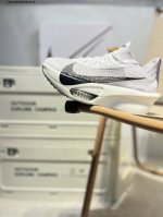 新品发布 Nike Air Zoom Alphafly Next%整体采用前作的设计语言，并且对后者的细节进行升级，马拉松和长距离路跑的性能极限设计而生。Zd6