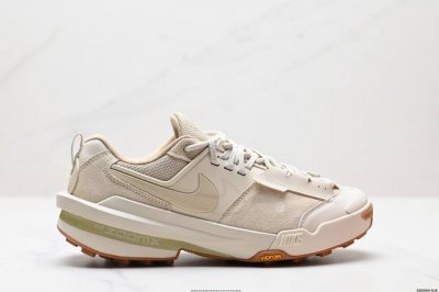 公司级Sacai X Nike Zegamadome 联名鞋款 整双鞋采用了 Zoom X 缓震科技和 Vibram 外底，在保证舒适度的同时又兼顾了耐用性，并