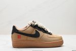 公司级耐克Nike Air Force 1“07空军一号低帮百搭休闲运动板鞋。柔软、弹性十足的缓震性能和出色的中底设计，横跨复古与现代的外型结合，造就出风靡全球