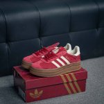 核心私 Adidas Gazelle Bold W 三叶草复古防滑耐磨低帮板鞋 鞋款采用柔软的绒面革和耐用的皮革衬里融合在橡胶外底上 货号：Jq5977 尺码：