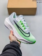 耐克 Nike Zoom Fly 5 运动鞋男女士公路跑鞋竞速跑步鞋厚底增高老爹鞋。采用耐用的设计，不仅可以部署在您最喜欢的比赛的起跑线上，还可以部署在征服后的