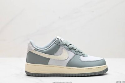 公司级nike Air Force 1 Low Lv8 Bg 空军一号低帮百搭休闲运动板鞋。柔软、弹性十足的缓震性能和出色的中底设计，横跨复古与现代的外型结合，
