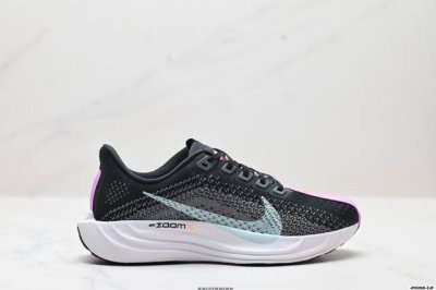 公司级升级原楦原纸版数据开发 采用弹性 Flyknit 飞织鞋面材质 内里嵌入定型海绵 全掌型 Zoomx 泡绵中底 外置防滑耐磨橡胶底片竞训神鞋飞马Plus回