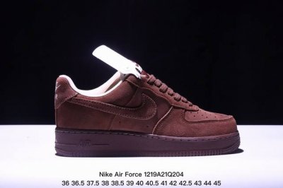 耐克 Nike Air Force 1 '07 Low 空军一号含气垫 低帮百搭厚底增高休闲运动板鞋。柔软、弹性十足的缓震性能和出色的中底设计，横跨复古与现代的
