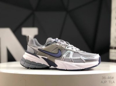 真标带半码 耐克 Nike V2K Runtekk 充正版本减震防滑复古低帮跑步鞋材质上使用大面积网眼 皮革 Tpu 组成 支撑和透气性肯定不错 中底处由 Cu