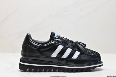 公司级clot X Adidas Superstar 陈冠希联名 锯齿休闲板鞋 鞋身整体以经典的superstar为蓝本设计将标志性的贝壳头重新演绎 鞋舌部分还