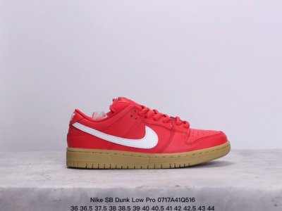 耐克nike Sb Dunk Low Pro 复古低帮 真标 休闲运动滑板板鞋。采用脚感柔软舒适zoomair气垫，有效吸收滑板等极限运动在落地时带来的冲击力，