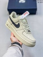 公司级带半码耐克Nike Air Force 1’07 Low空军一号低帮百搭休闲运动板鞋。柔软、弹性十足的缓震性能和出色的中底设计，横跨复古与现代的外型结合，