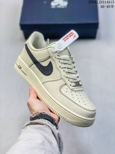 公司级带半码耐克Nike Air Force 1’07 Low空军一号低帮百搭休闲运动板鞋。柔软、弹性十足的缓震性能和出色的中底设计，横跨复古与现代的外型结合，