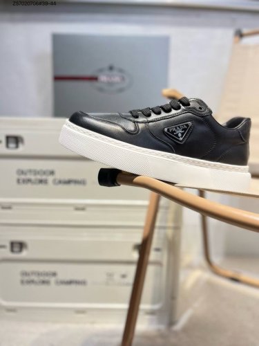 Prada 普拉达 专柜同步上市， 新款男鞋、面料精选原版小牛皮，。头层进口丝绸牛皮内里。原版牛里垫脚！原版开模防滑Pu大底，精美线条、简约大气，上脚感超级舒适