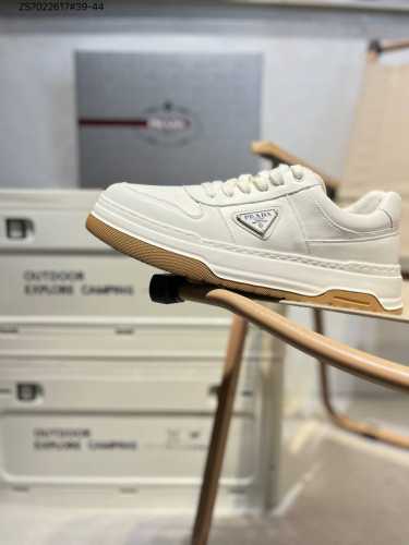 Prada 普拉达 专柜同步上市， 新款男鞋、面料精选原版小牛皮，。头层进口丝绸牛皮内里。原版牛里垫脚！原版开模防滑Pu大底，精美线条、简约大气，上脚感超级舒适