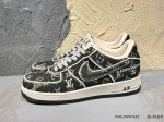 耐克 联名 Nike Dunk Low Lthr Ow 解构绑带滑板鞋 Sb系列经典复古运动鞋。双鞋带系统延续了今年的代表性风格，搭配亮色鞋带，保持了 Dunk