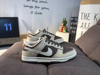 Nike Sb Dunk Low 蛇年高端定制 推出Gucci联名款 。蛇皮纹路清晰 完美的颜色搭配,再垫上具有“抗菌防臭”作用的欧索莱鞋垫，使其成为一款备受瞩