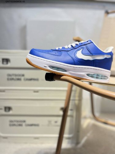 耐克 Nike Air Force 1 '07空军一号 百搭休闲运动板鞋。柔软、弹性十足的缓震性能和出色的中底设计，横跨复古与现代的外型结合，造就出风靡全球三十