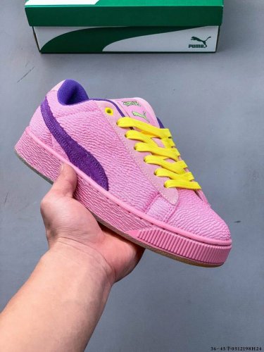 彪马Puma Suede Xl 全新休闲板鞋！鞋身通体采用细腻的麂皮材质，厚实柔软，质感出众；鞋侧保留Puma标志性跑道图案，侧面与后跟点缀金属色Puma Lo