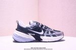 公司级耐克Nike V2K Run跑步鞋复古风潮 网面透气运动鞋 灰银紧致的鞋面材质提供良好的包裹性鞋侧 Swoosh以及鞋头部分搭配增添不少亮点的镀铬细节鞋垫